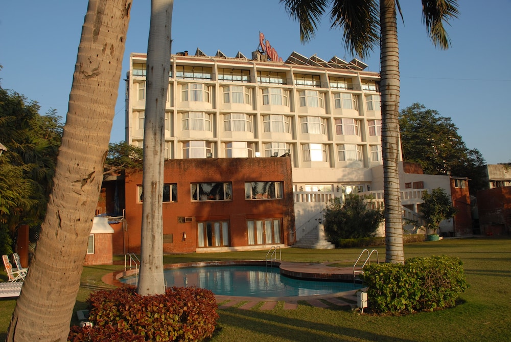 Cama Hotel 7/50