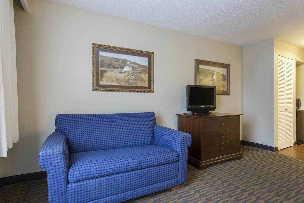 Lamplighter Inn Suites South 37/51