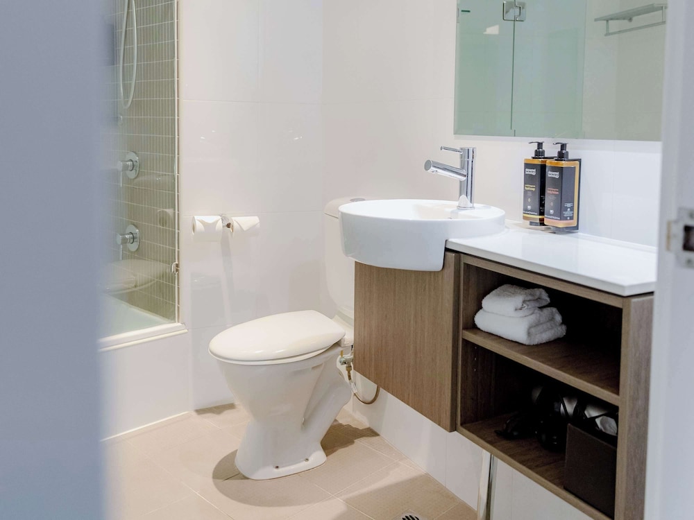 Deluxe, Queen Bed, Balcony, Mercure Brisbane Spring Hill 8/8