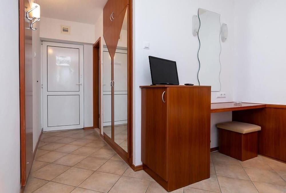 BRZET HOTEL OMIS 7/50