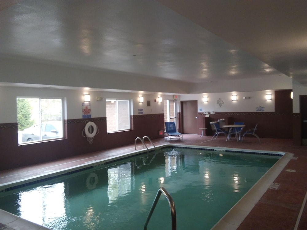 Holiday Inn Express Suites Belle Vernon 21/39