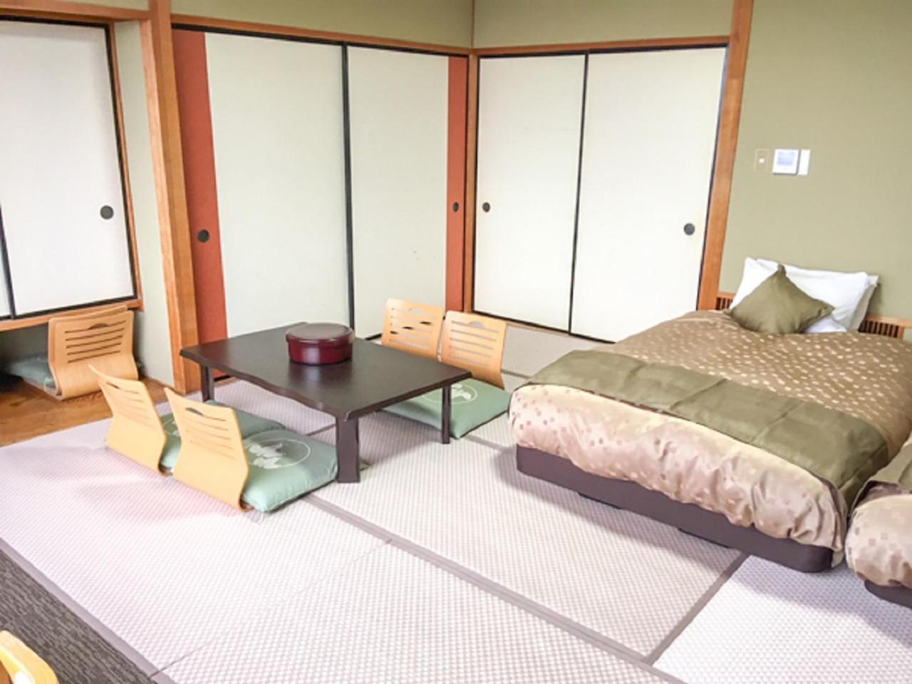 غرفة تقليدية بسريرين منفصلين بشرفة، LiVEMAX Resort Kaga-Yamashiro 4/4