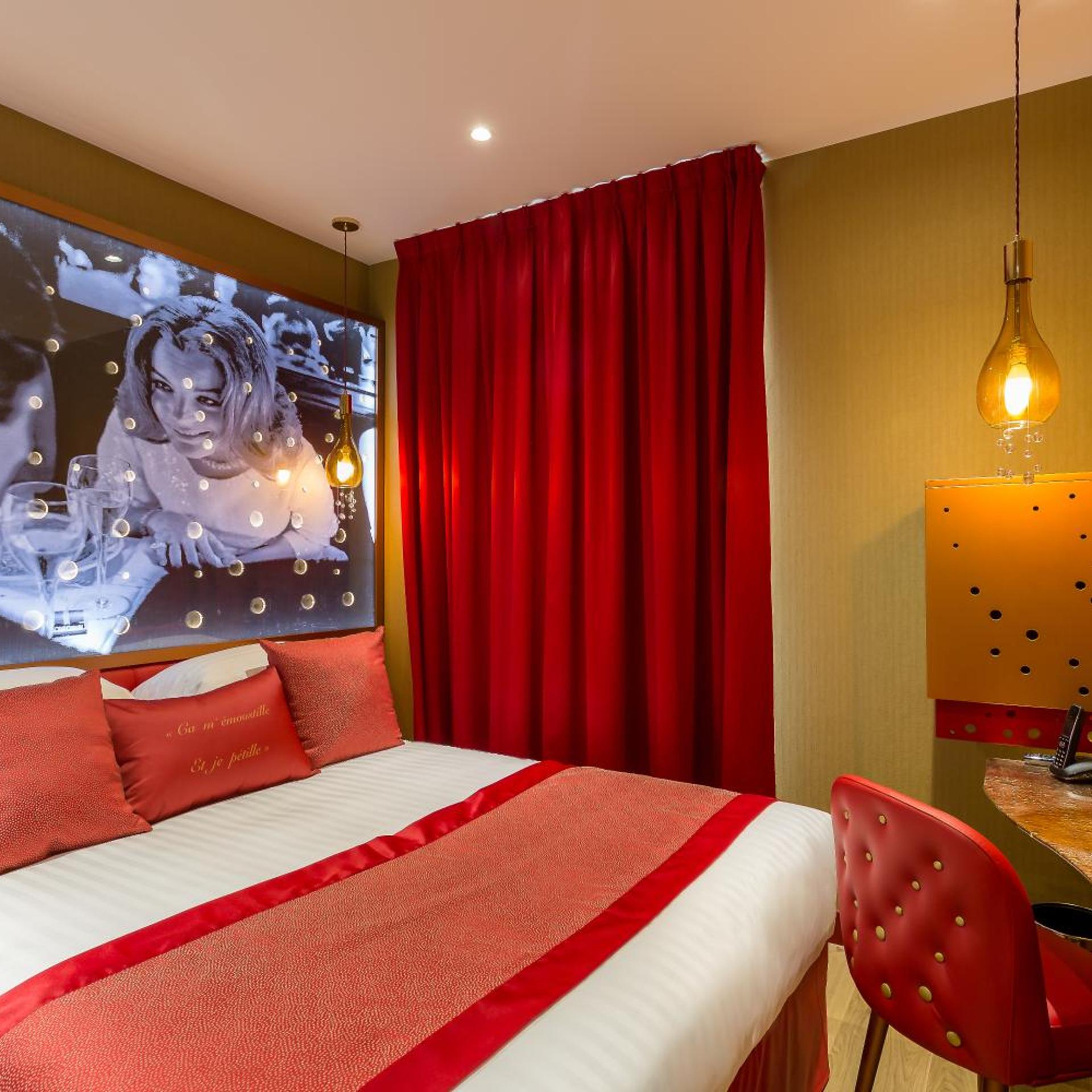Adjoining, 2 Rooms, Single Bed، Les Bulles de Paris Hotel 2/5