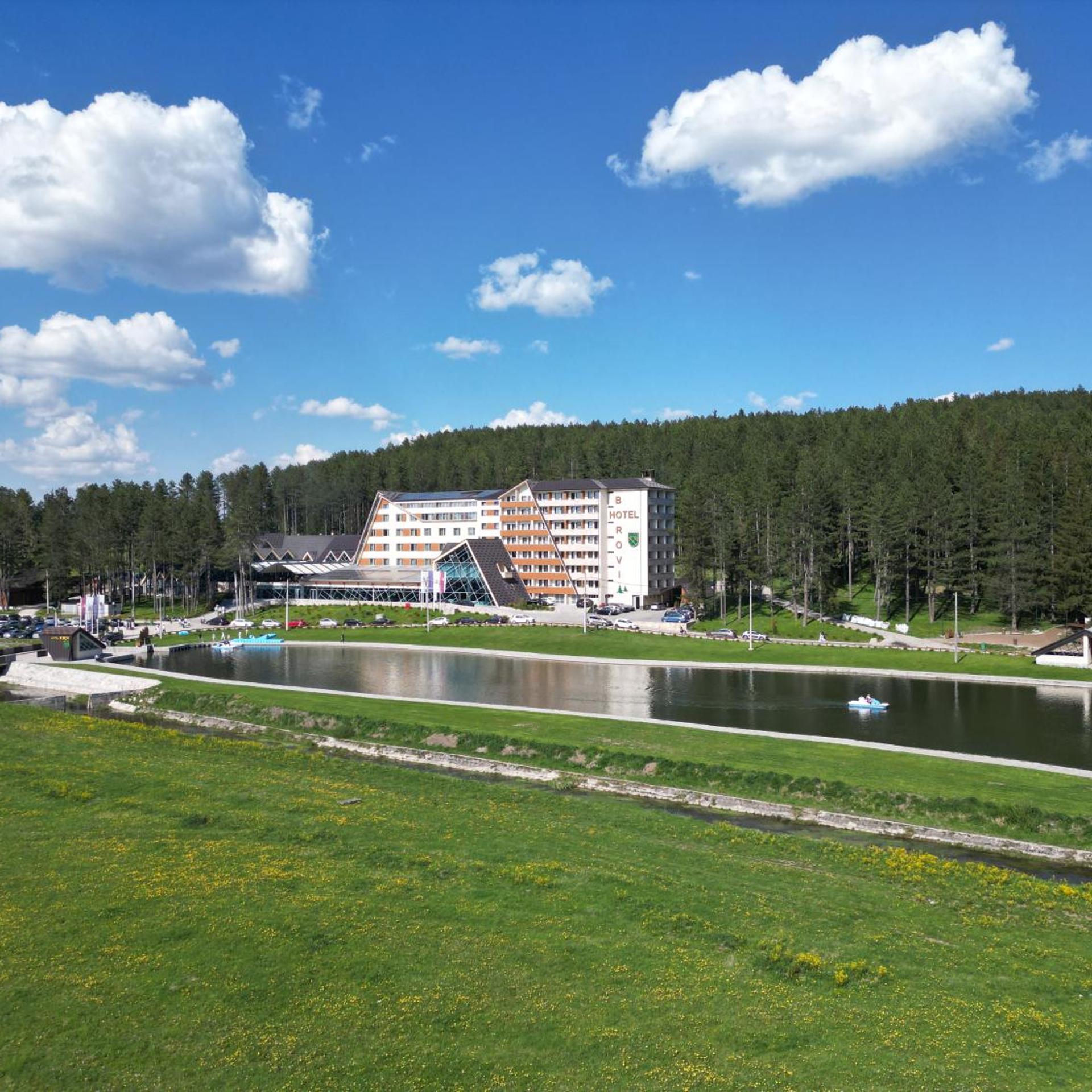 Borici Hotel-sjenica 51/54