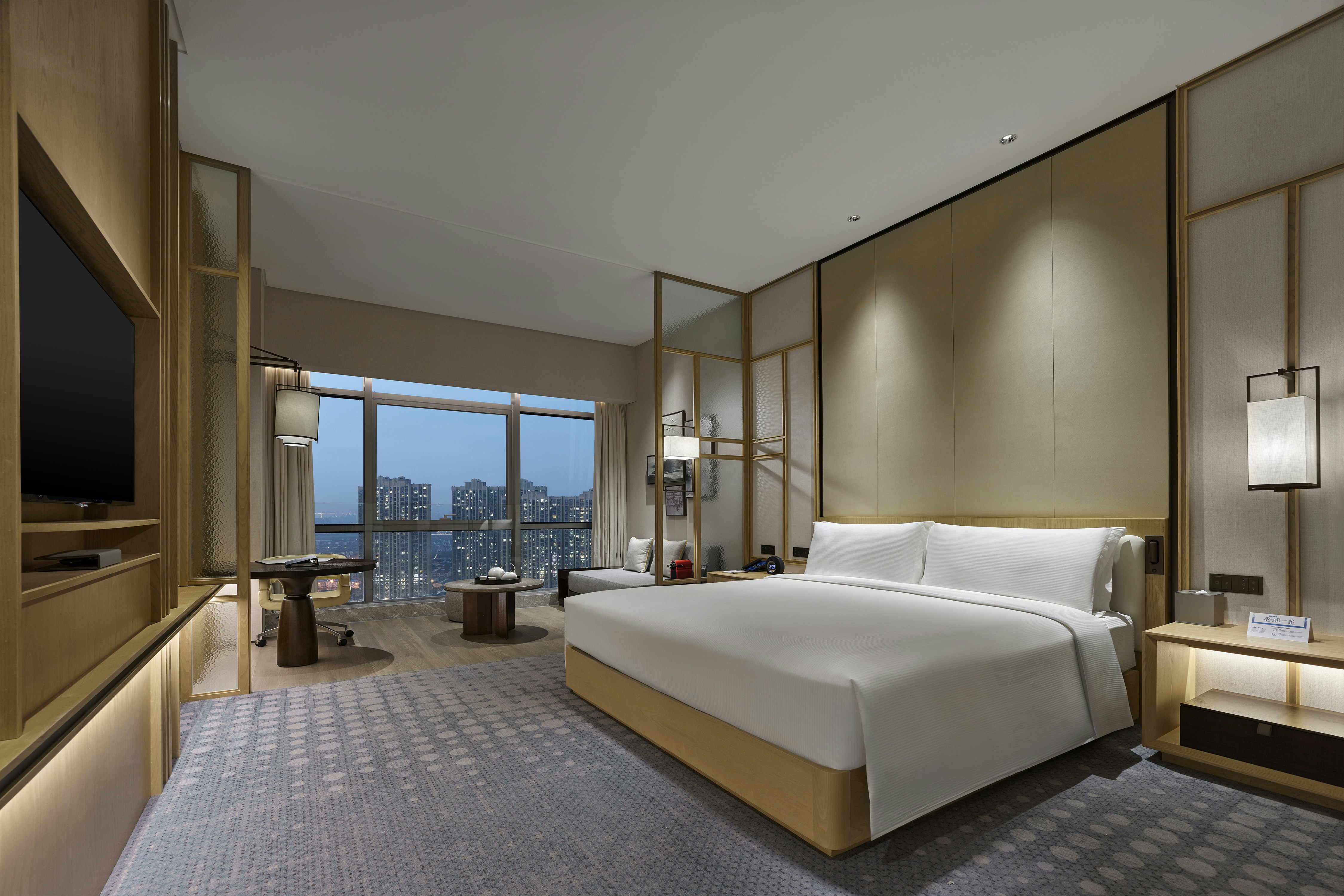 EXECUTIVE, KING BED