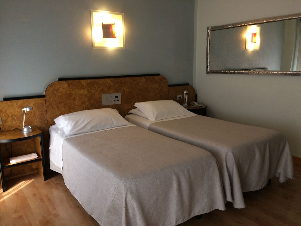 Cristina Hotel 17/40
