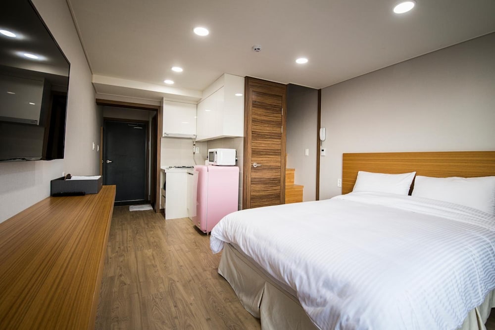 W Ocean Pension 8/31