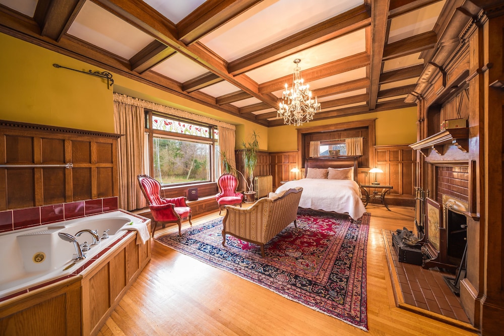 Dashwood Manor Seaside Bed & Breakfast 50/50