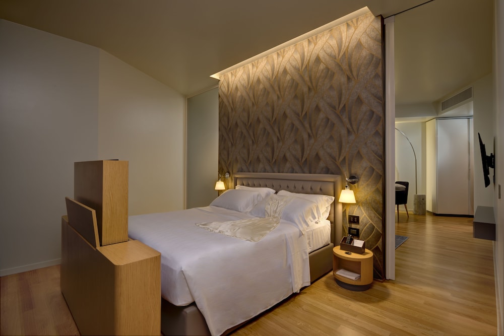 1 BEDROOM, SUITE