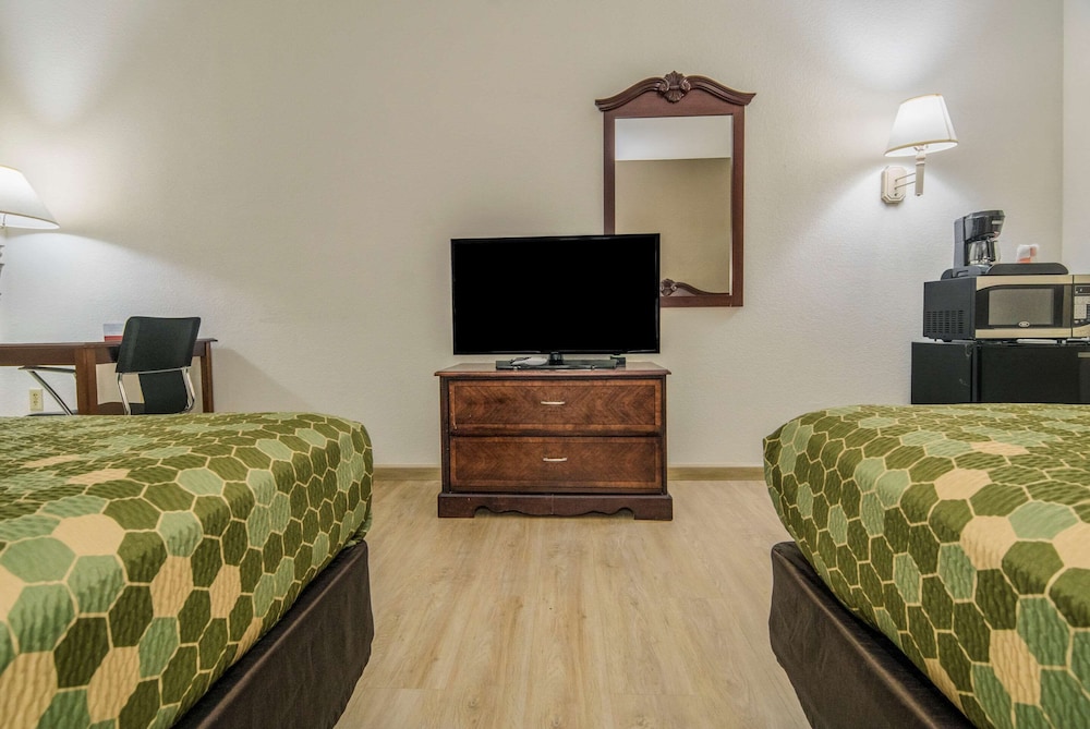Econo Lodge Weatherford 21/33