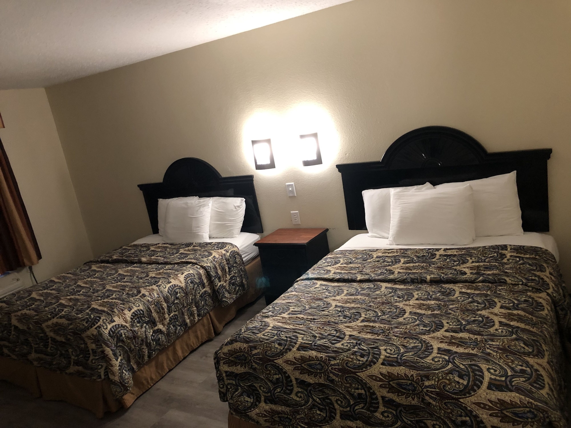 STANDARD, 2 QUEEN BEDS