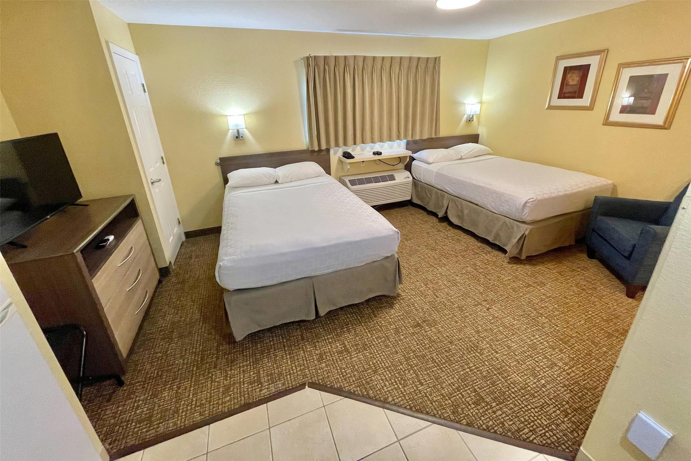 EFFICIENCY, 2 DOUBLE BEDS