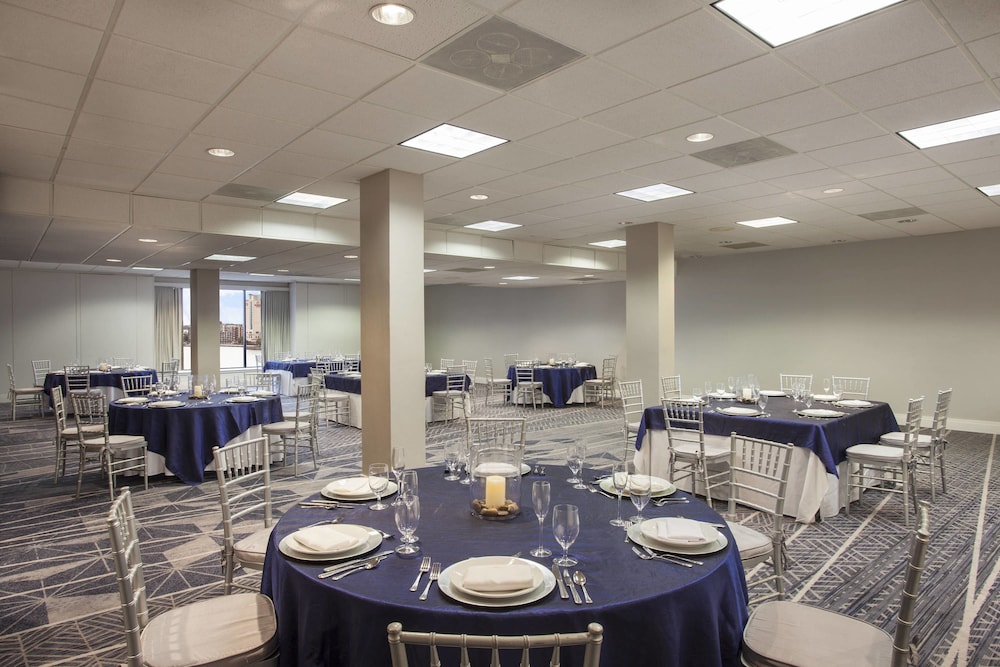 Sheraton Norfolk Waterside 53/55