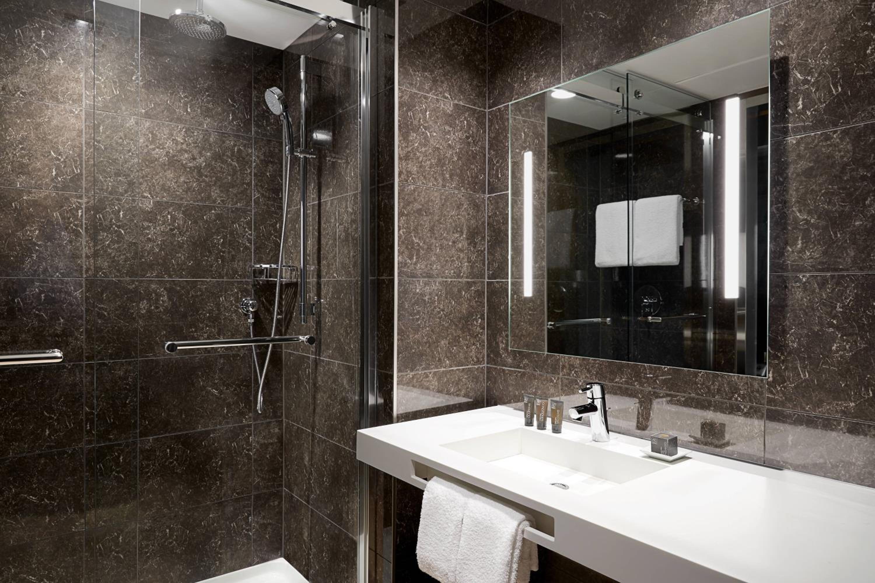 غرفة بسرير كينج بإطلالة على البحيرة، Ac Hotel Madison Downtown 3/7