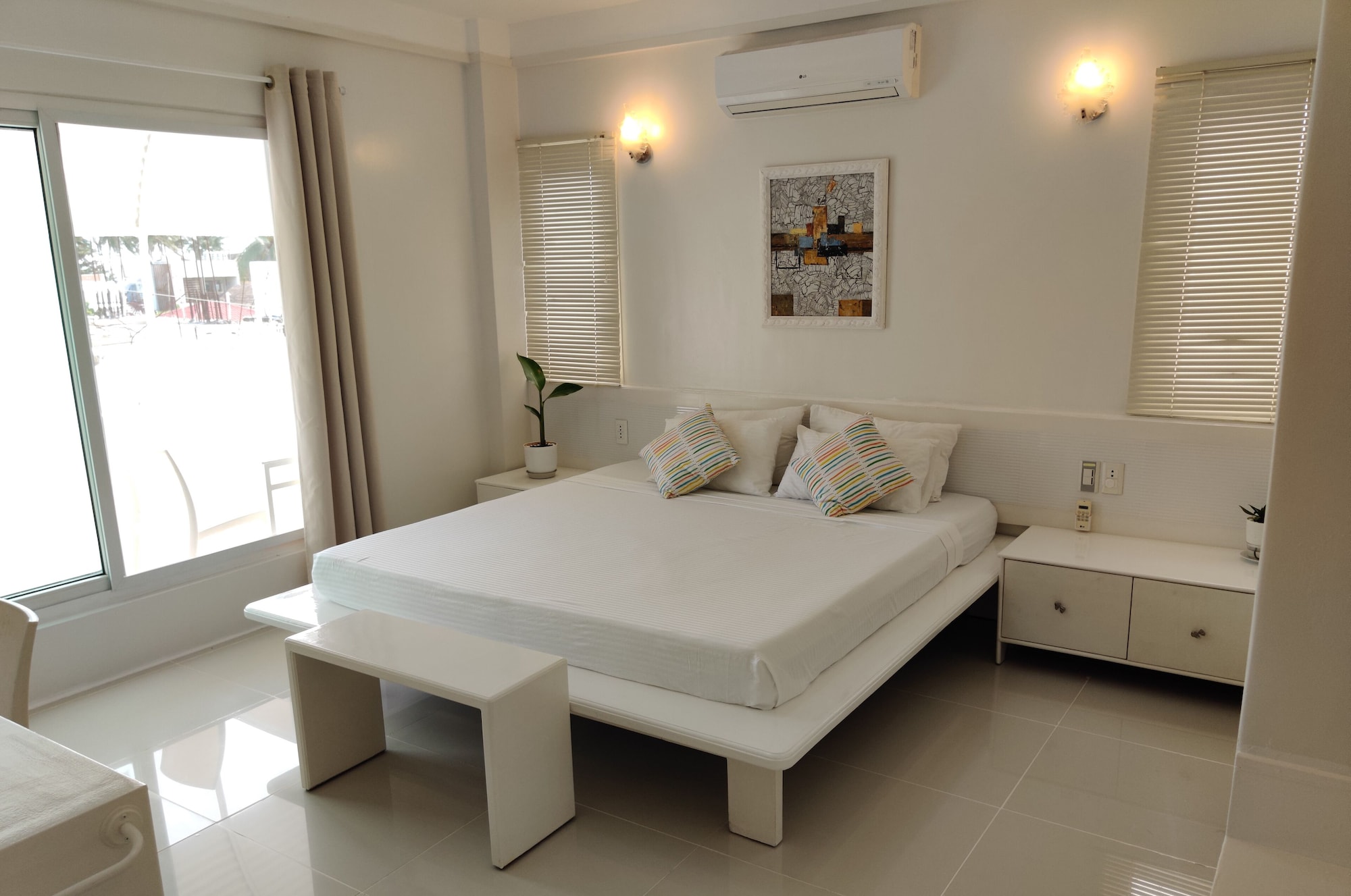 DELUXE, KING BED