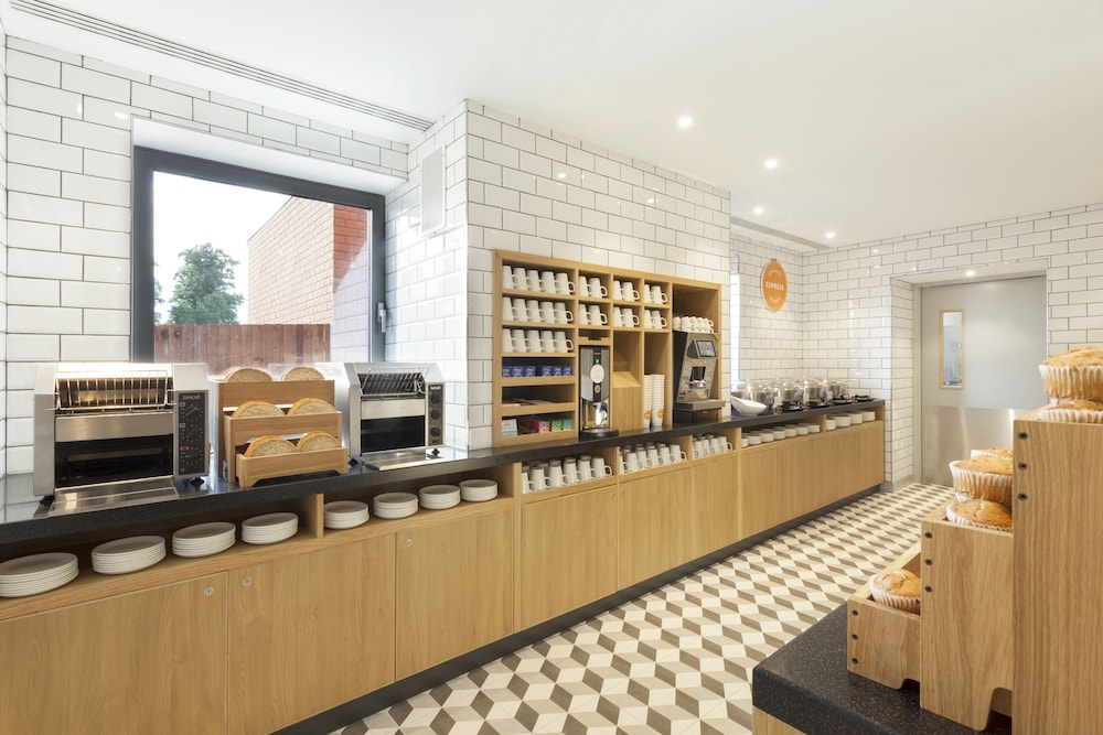Holiday Inn Express St. Albans - M25, Jct.22 4/76