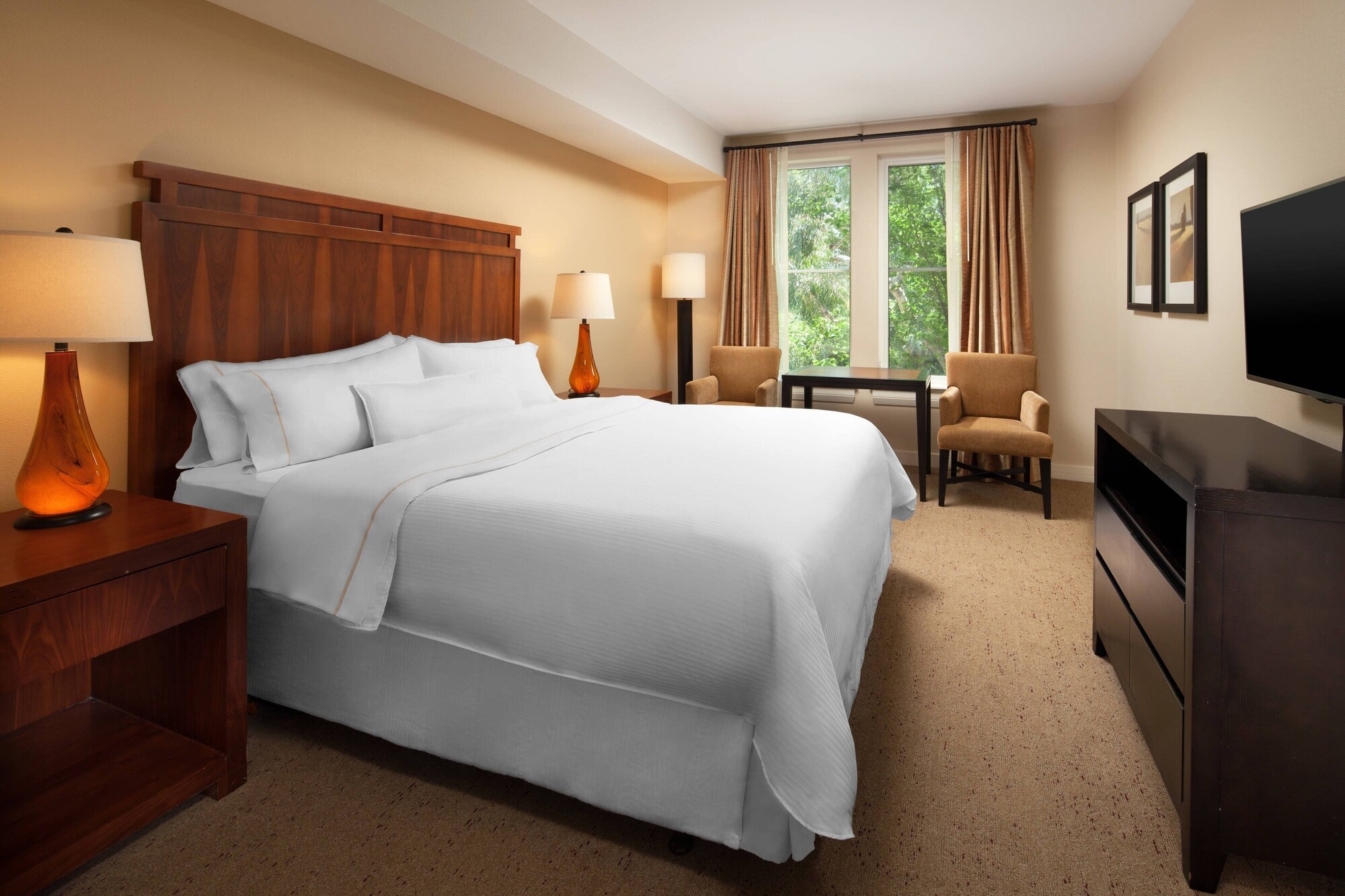 TRADITIONAL, KING BED