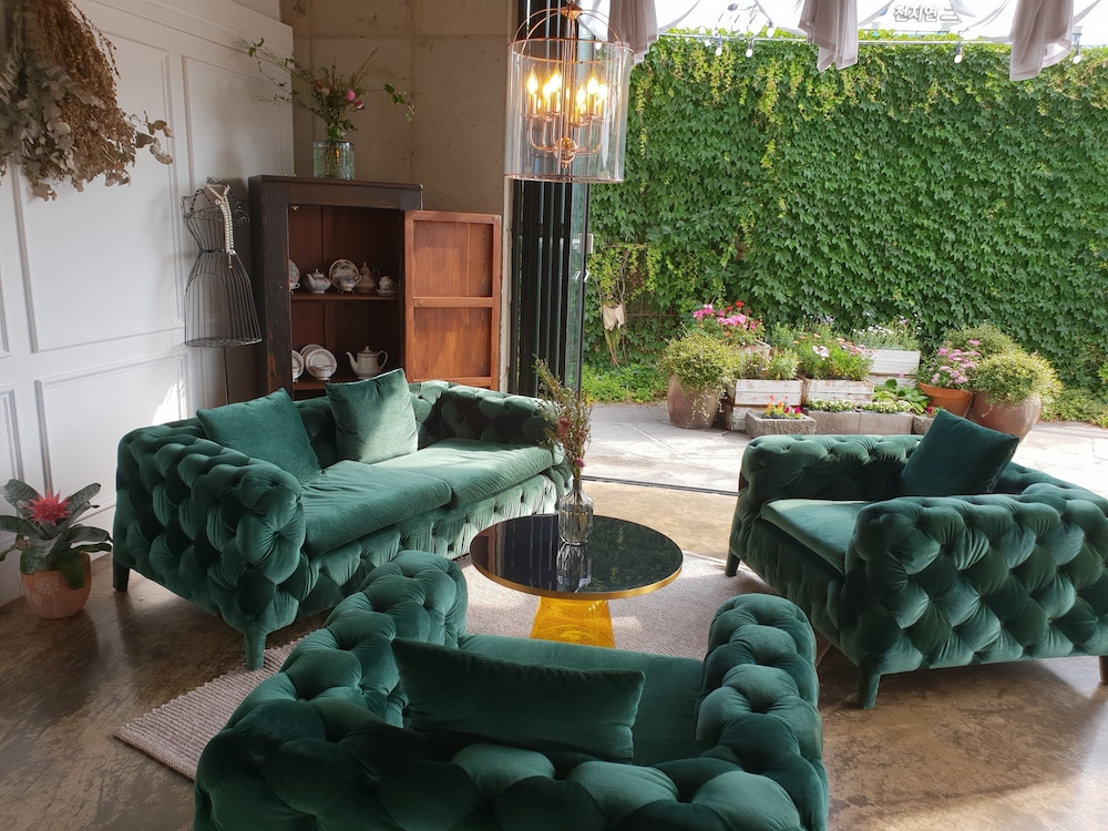 Nine Boutique Hotel 49/67