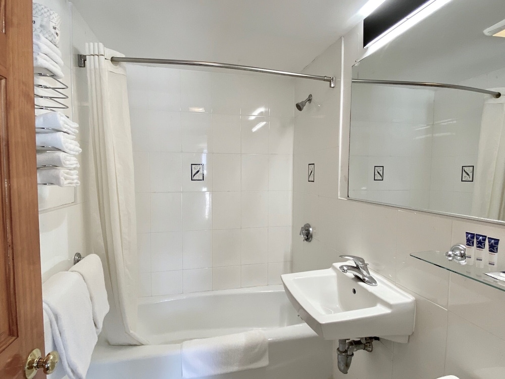 Americas Best Value Inn Suites Hyannis Cape Cod 18/42