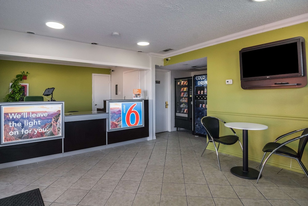 Motel6 Irving, TX - Loop 12 photo3