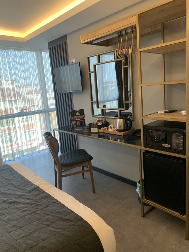 Fly And Stay Airport Hotel 44/55