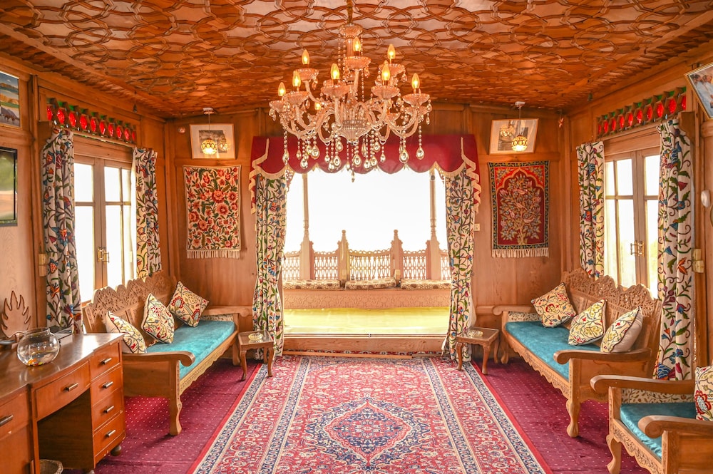 New Golden Flower Heritage Houseboat 14/22
