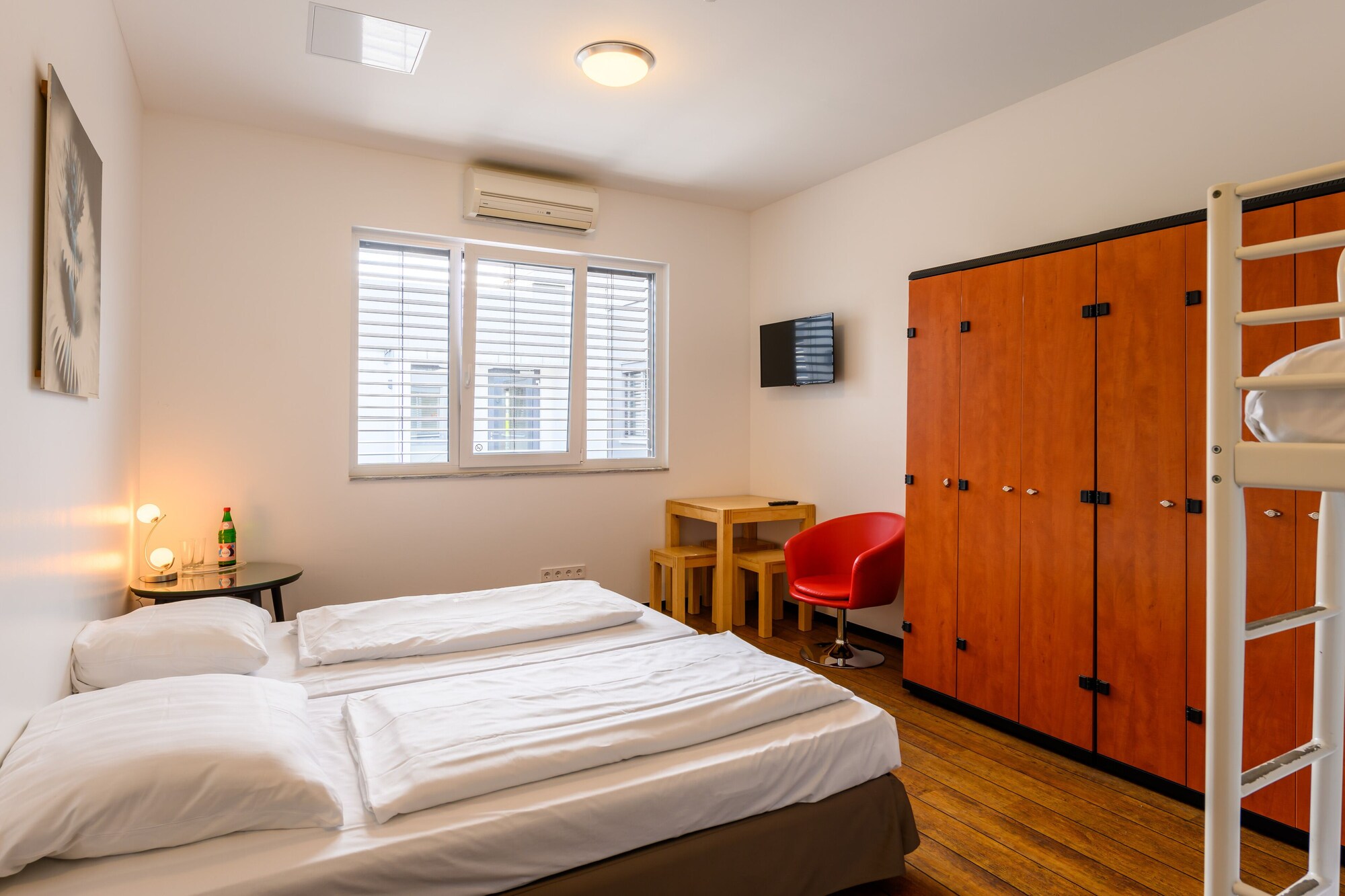 ROOM, DOUBLE BED