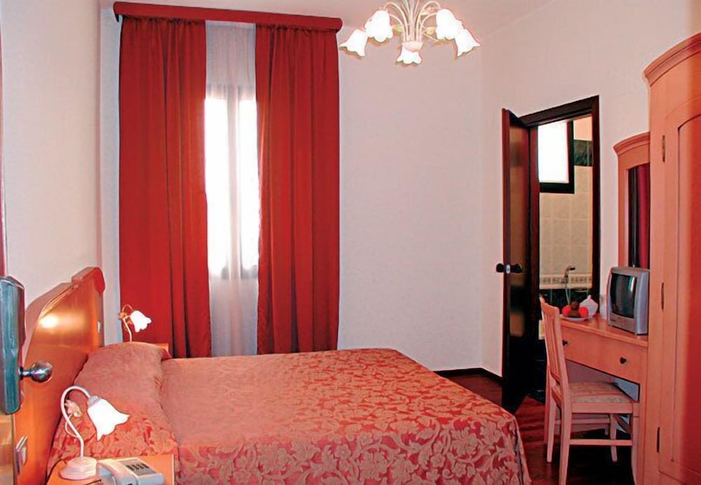 ROOM, SINGLE