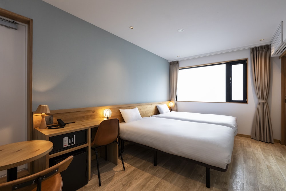 ROOM, TWIN BEDS