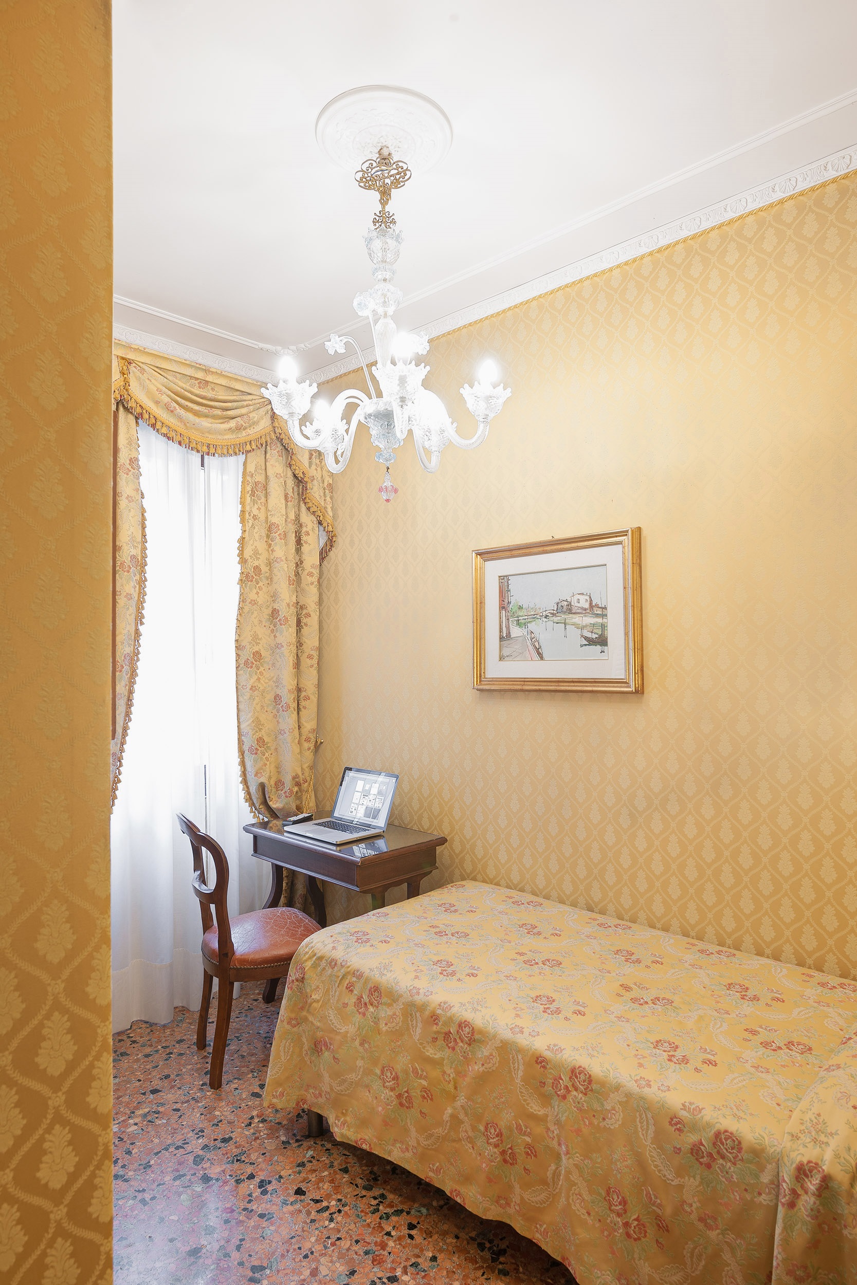 ROOM, SINGLE