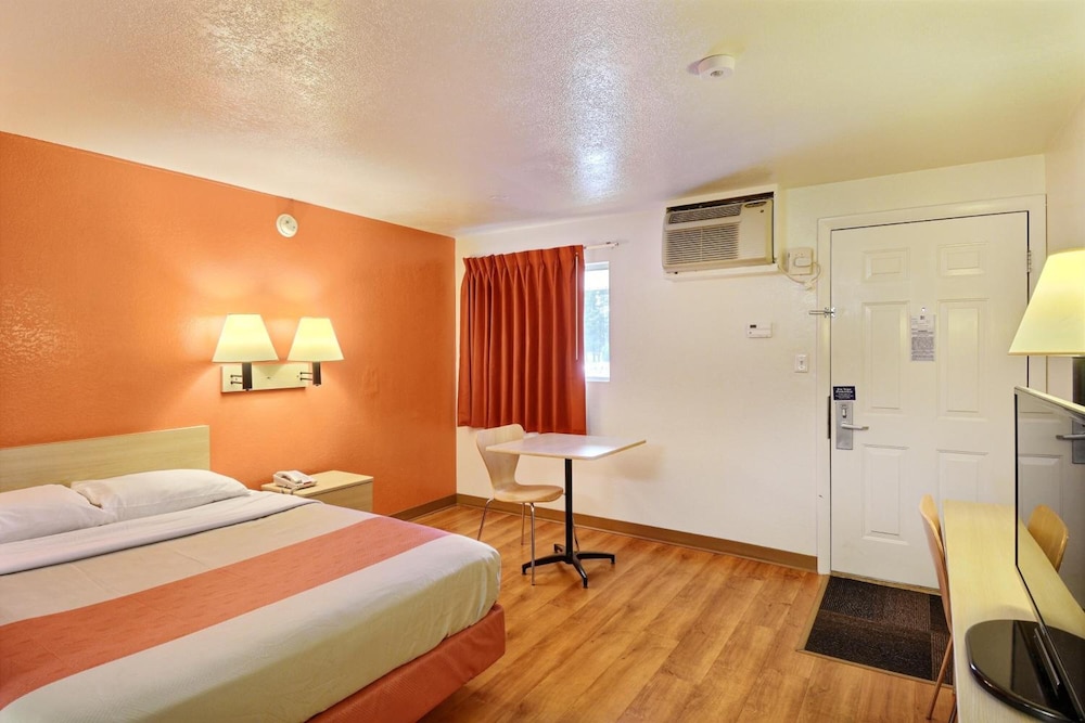 Travelodge by Wyndham Brattleboro VT 14/25