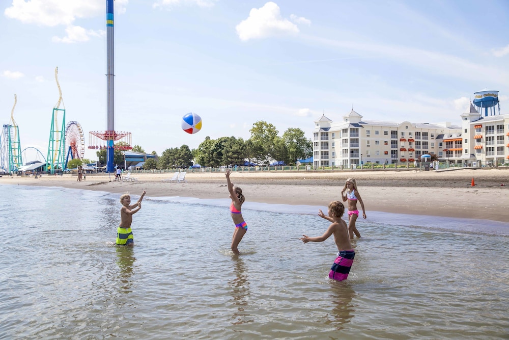 Cedar Point Apos S Hotel Breakers 62/64