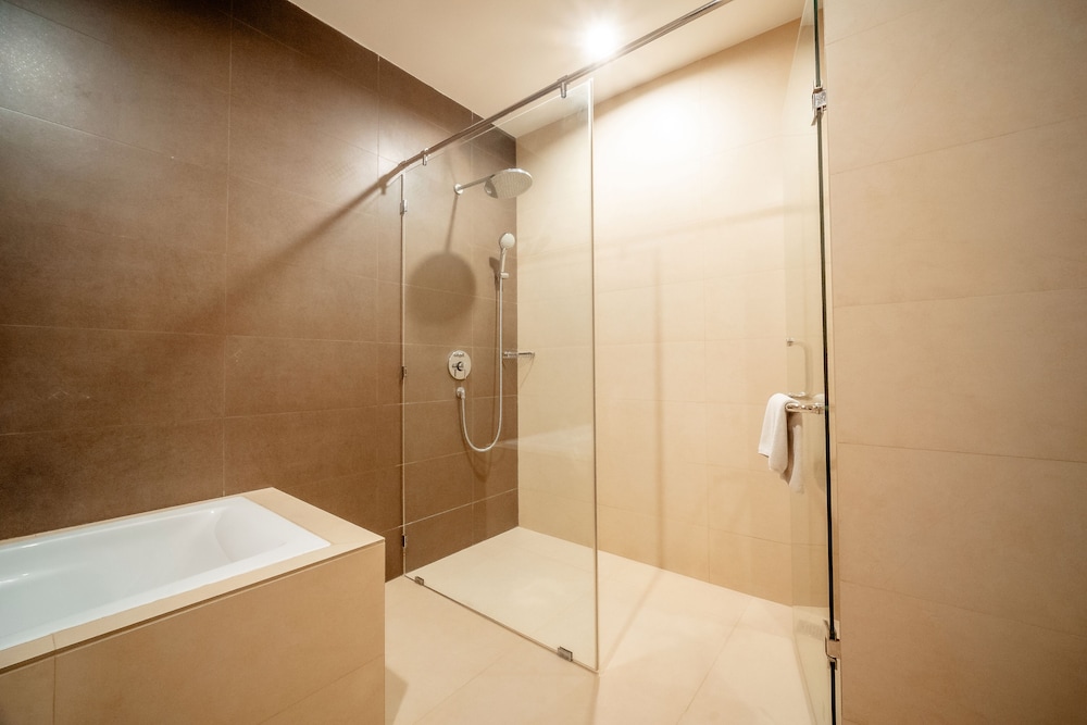 M One Hotel 50/52