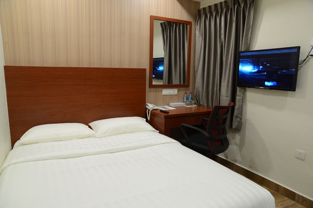Elegant Hotel 8/45