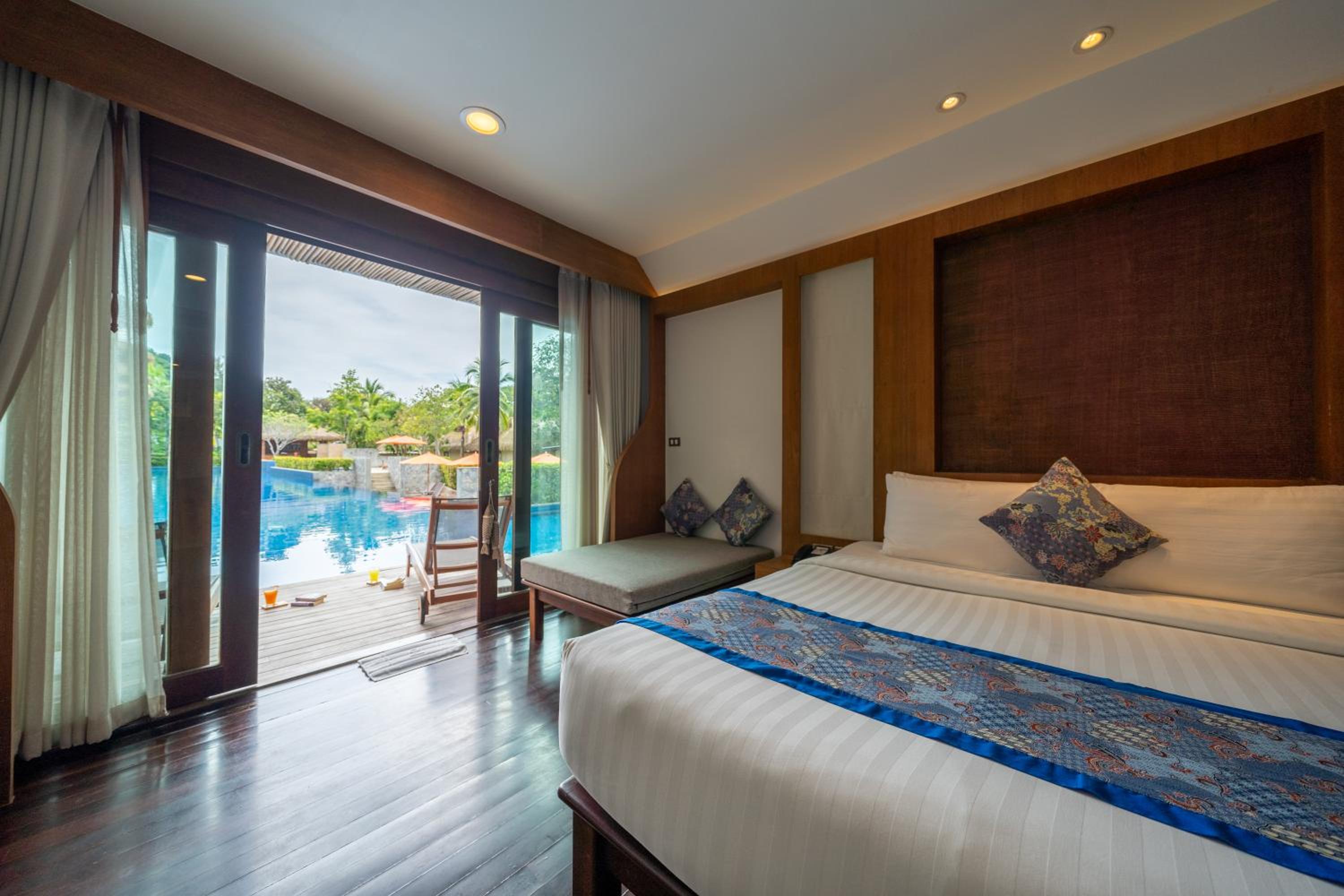 Deluxe Pool Access