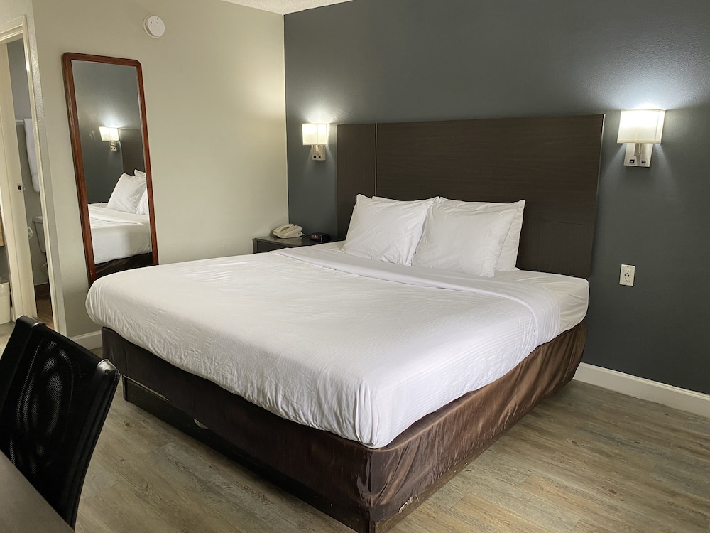 2 Bedrooms, Efficiency, Suite, 1 King and 2 Double Beds