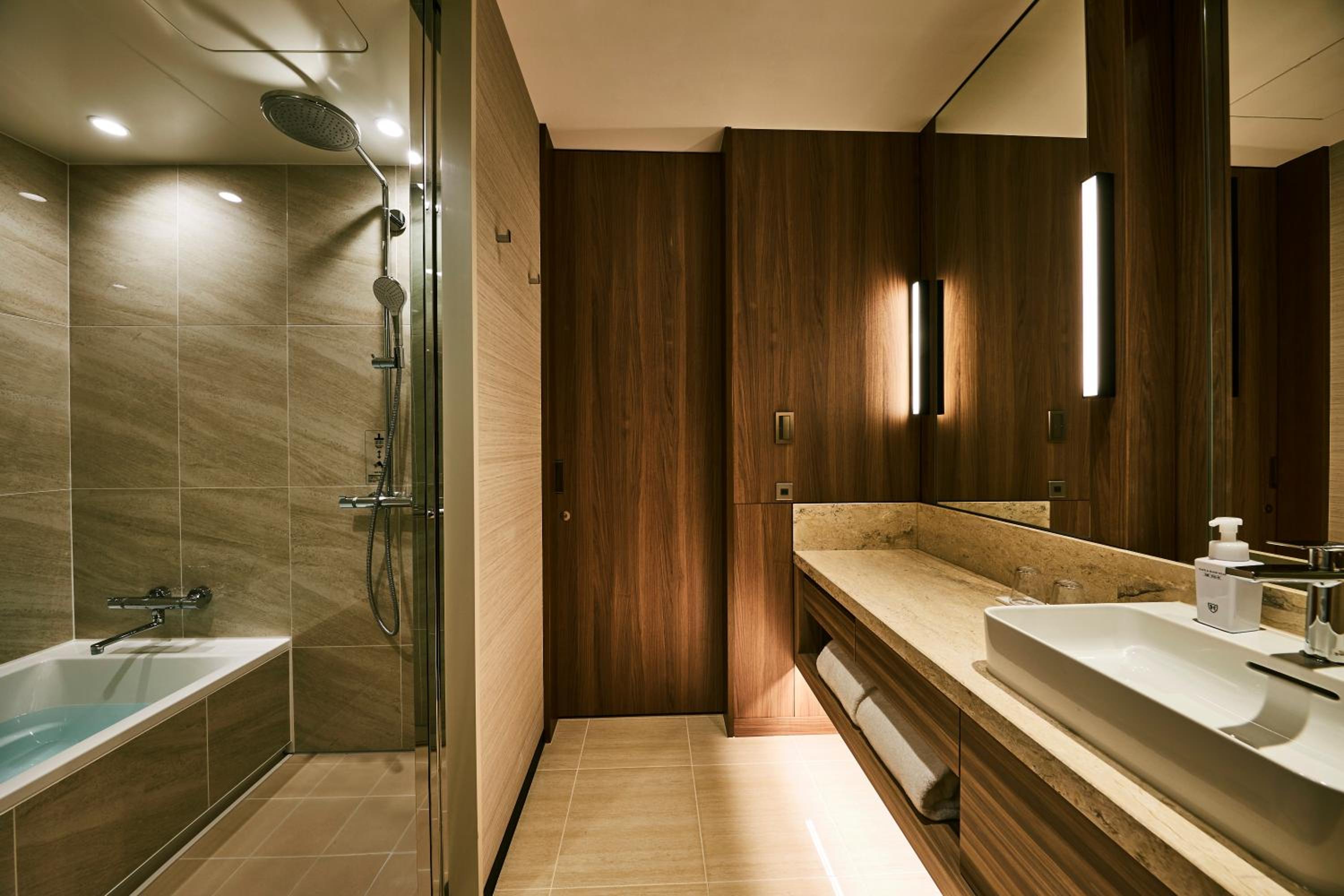 غرفة تنفيذية بسرير كينج مع دخول الصالة، The Royal Park Hotel Iconic Osaka Midosuji 6/8