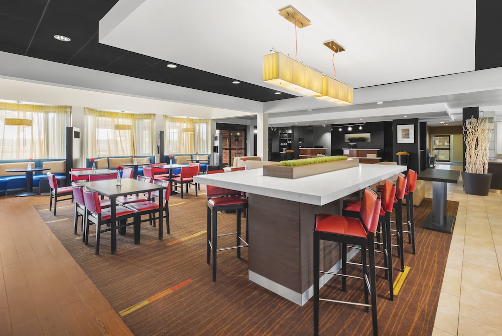 Super 8 by Wyndham Dallas Love Field Airport 45/60