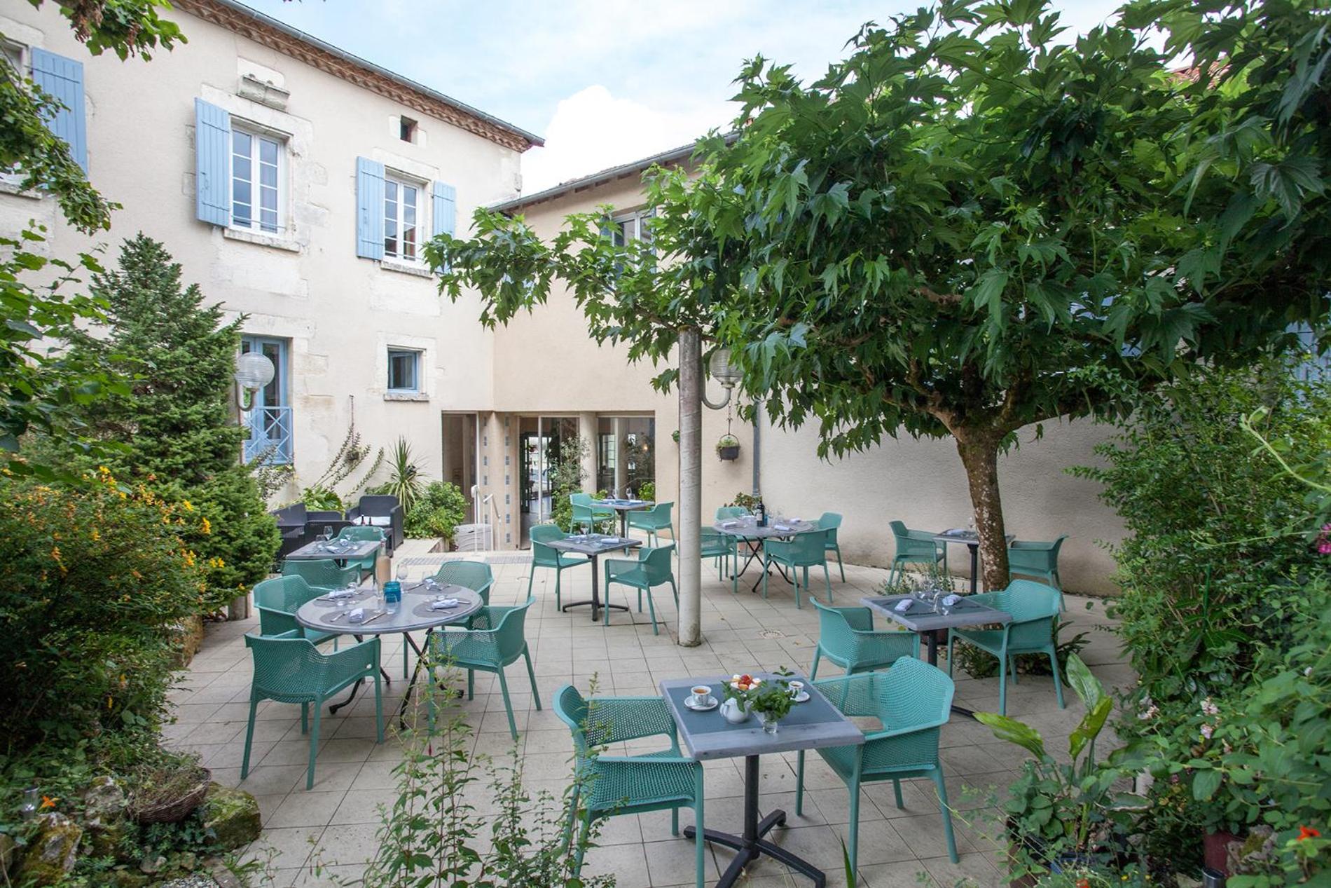 HOTEL DU LION D'OR 48/51