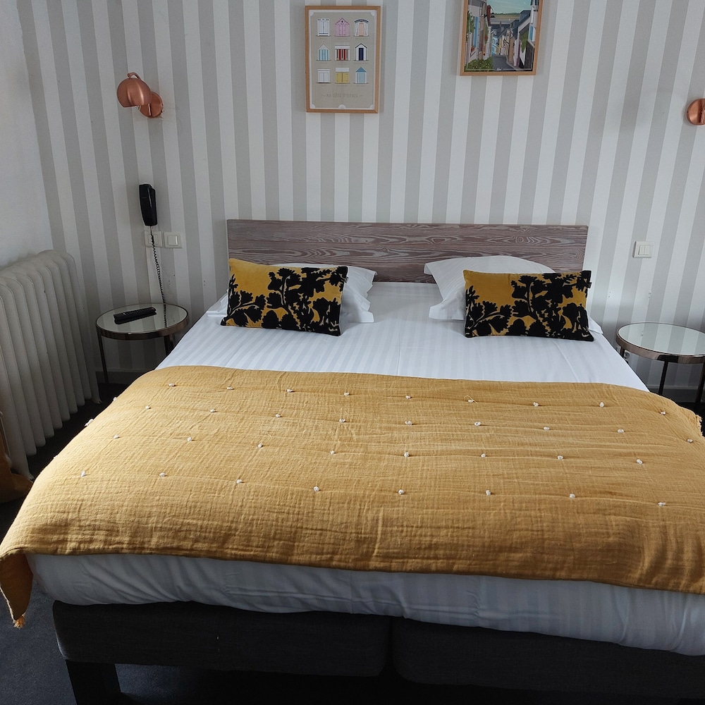 غرفة كومفورت بسرير كوين بشرفة، Hotel the Originals Saint Valery Sur Somme La Colonne de Bronze Ex In 7/10