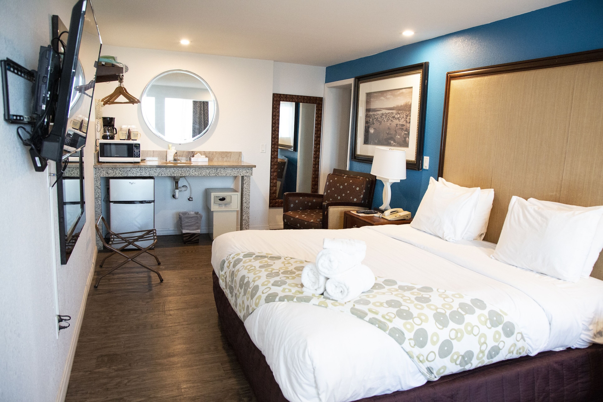 ROOM, KING BED, OCEAN FRONT, JETTED TUB