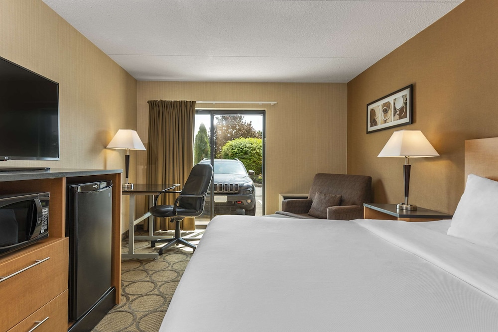 Deluxe, King Bed, Sofa, Ground Floor, Comfort Inn Baie-Comeau 5/6