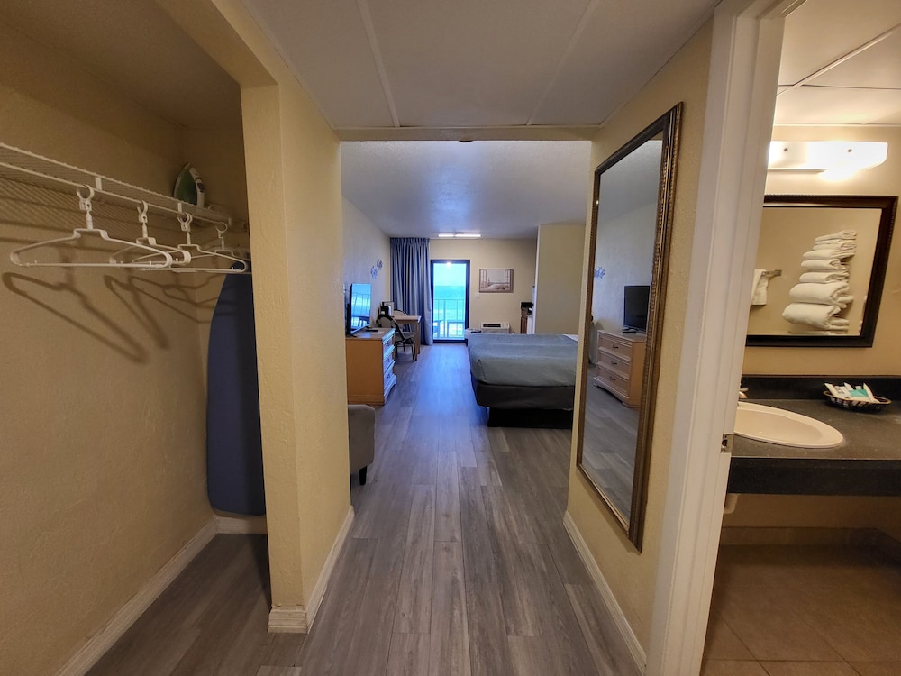 Beachside Hotel 32/60