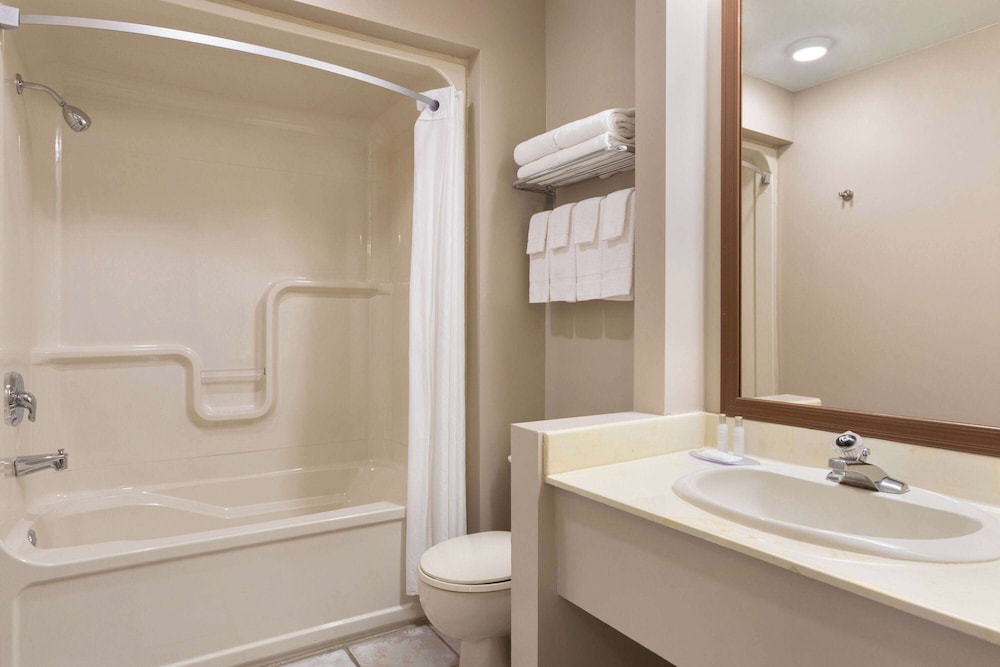 Travelodge By Wyndham Simcoe 46/50