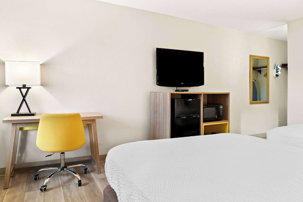 Days Inn & Suites by Wyndham Warren 34/38