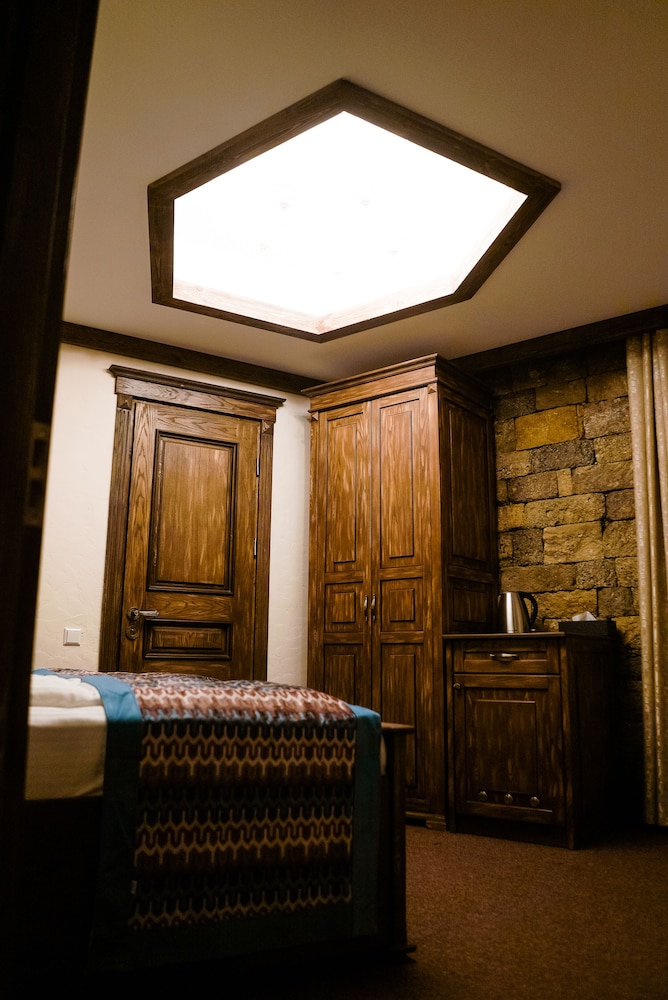 Maajid Hotel 10/50