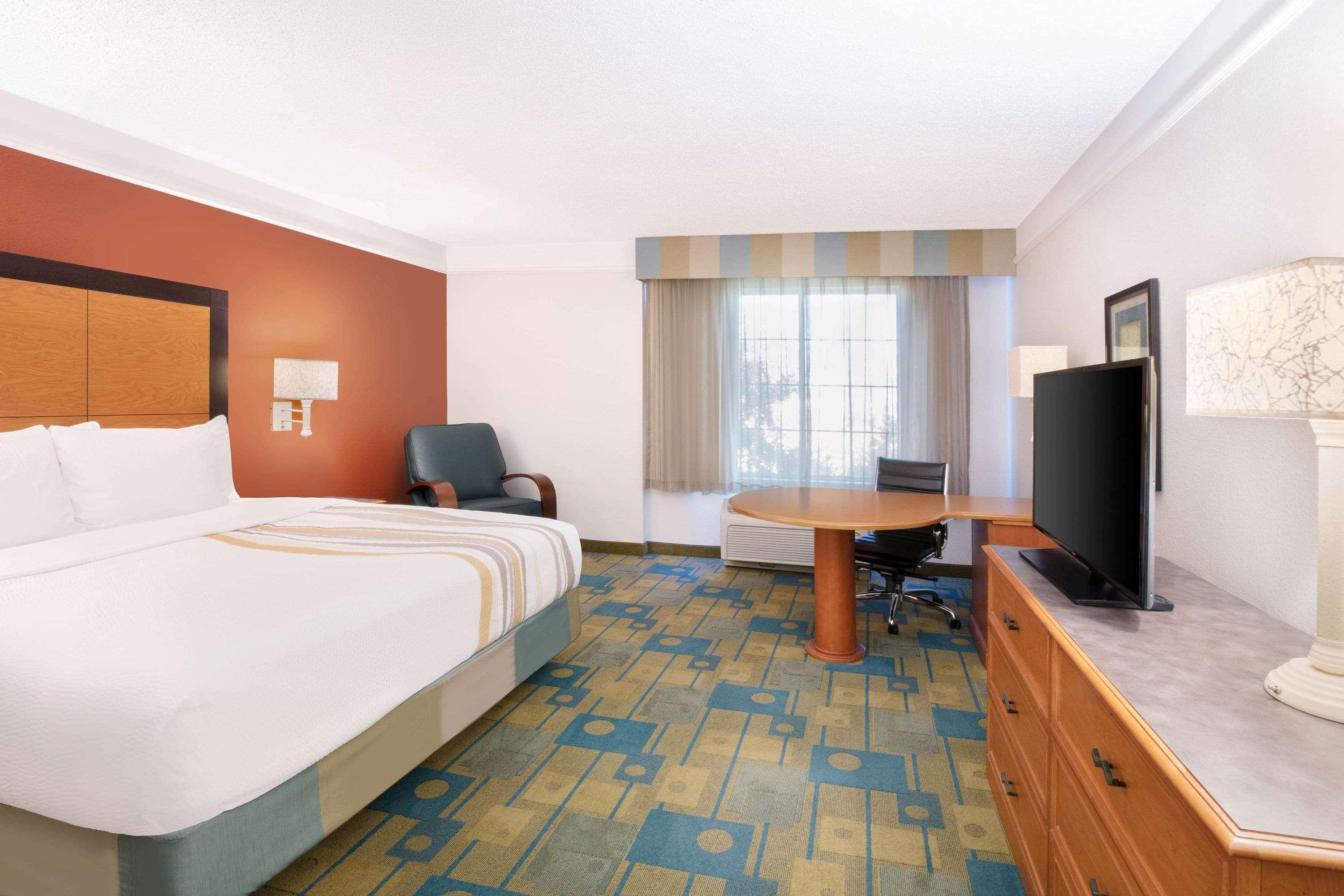 Room, King Bed, Pool or Park View