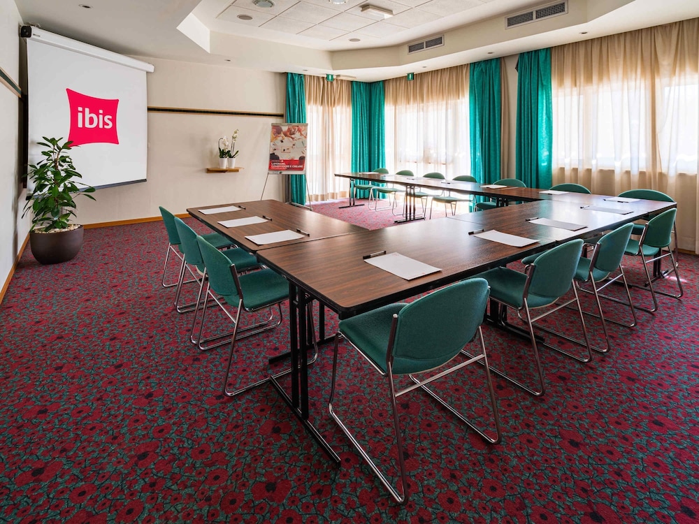 Ibis Florence North Airport Hotel 57/65