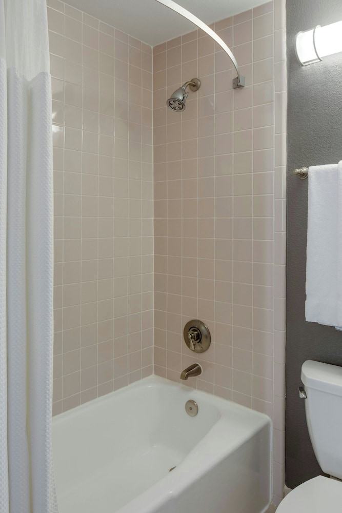 غرفة بسريرين كوين في طابق مرتفع، COURTYARD BY MARRIOTT LOGAN AIRPORT 3/3