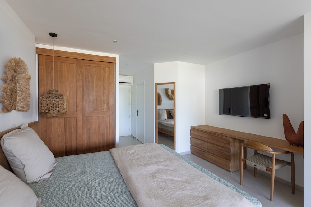Anse Marcel Beach Resort 8/50